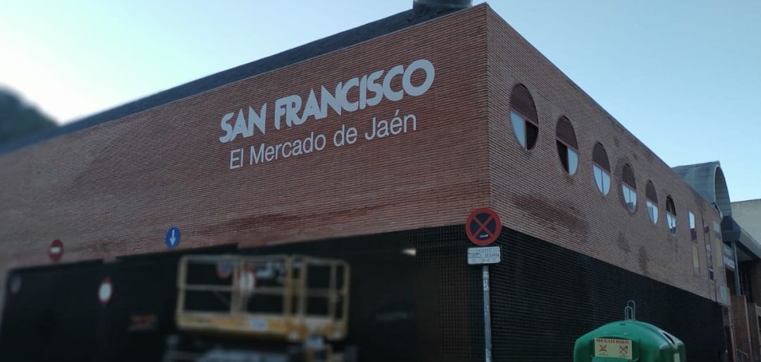 Fachada del Mercado de San Francisco que incluye la frase de la polémica. Fachada del Mercado de San Francisco que incluye la frase de la polémica.