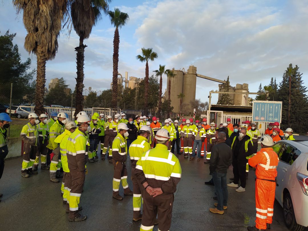 Protesta de trabajadores de Holcim este jueves en la puerta de la factoría Protesta de trabajadores de Holcim este jueves en la puerta de la factoría