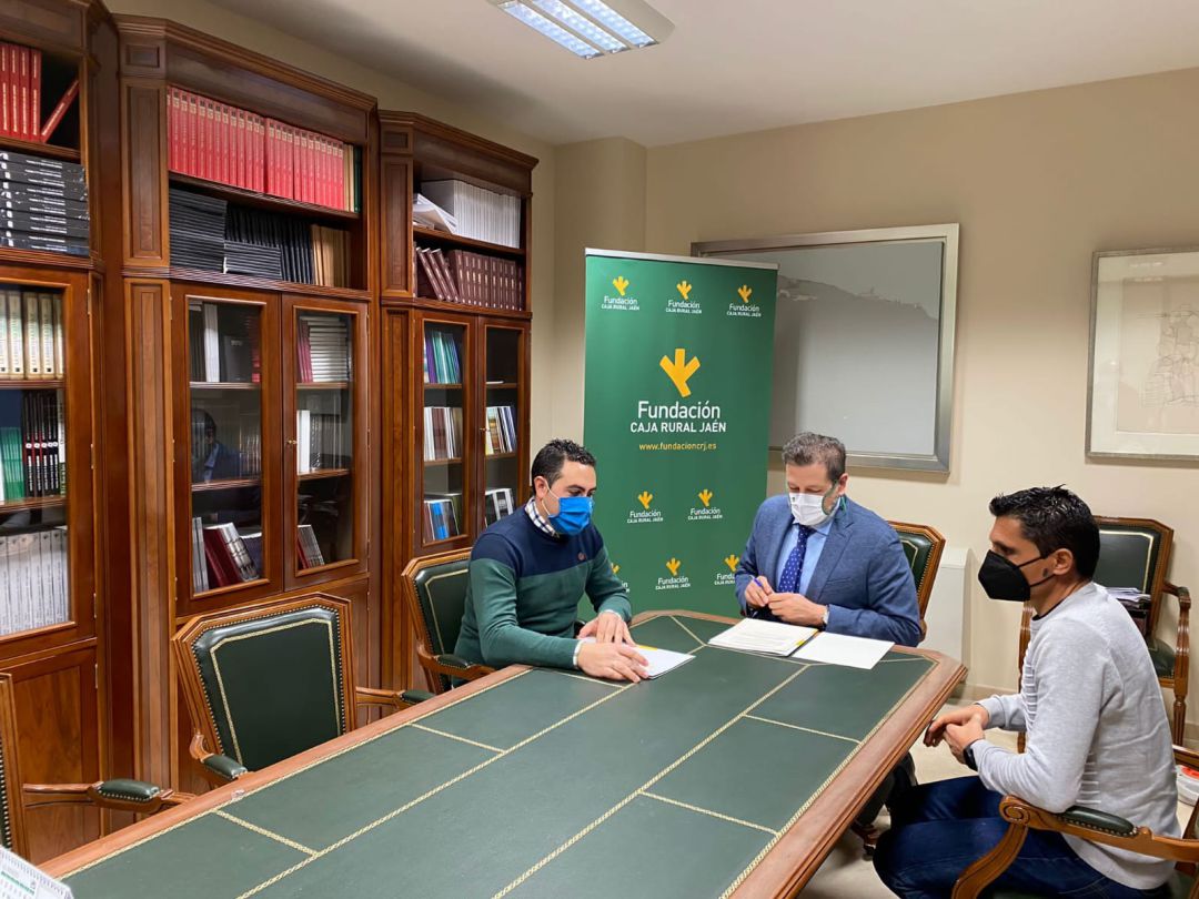 Momento de la firma del convenio entre representantes del Club de Tenis Jódar y de la Fundación Caja Rural Momento de la firma del convenio entre representantes del Club de Tenis Jódar y de la Fundación Caja Rural