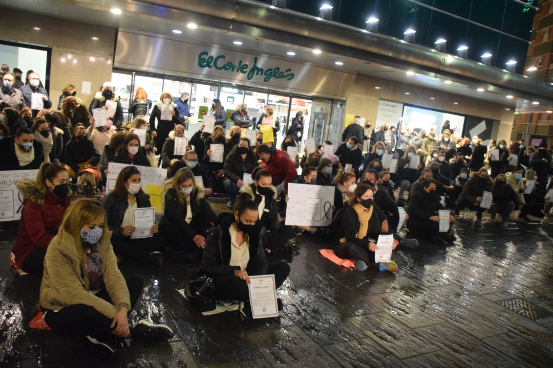 Sentada de los trabajadores de El Corte Inglés de Linares. Sentada de los trabajadores de El Corte Inglés de Linares.