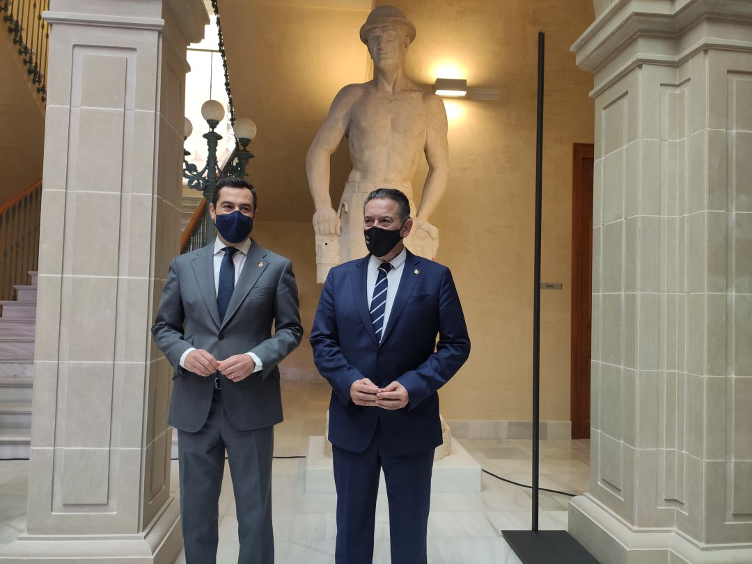 Juan Manuel Moreno y Raúl Caro en el Ayuntamiento de Linares. Juan Manuel Moreno y Raúl Caro en el Ayuntamiento de Linares.
