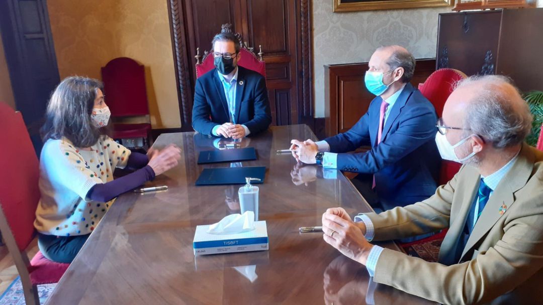 El alcalde de Palma, José Hila (presidiendo la mesa) y el director general de Endesa en Baleares, Martí Ribas (primero por la derecha) alcanzan un preacuerdo para la fachada marítima de la ciudad.
El alcalde de Palma, José Hila (presidiendo la mesa) y el director general de Endesa en Baleares, Martí Ribas (primero por la derecha) alcanzan un preacuerdo para la fachada marítima de la ciudad.