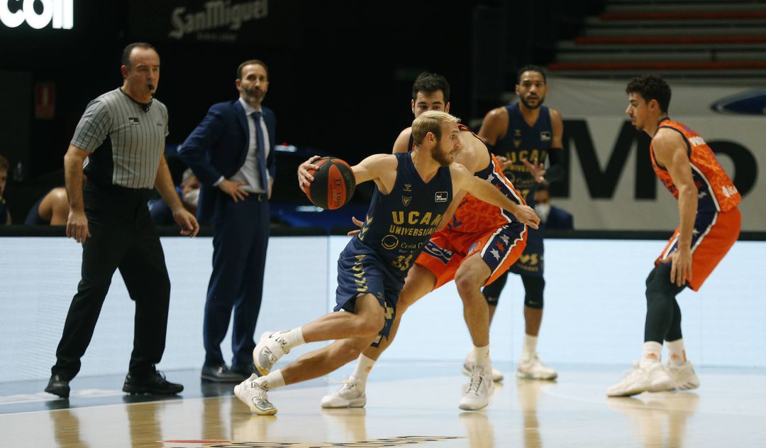Frankamp conduce el balón ante la atenta mirada de Sito Alonso Frankamp conduce el balón ante la atenta mirada de Sito Alonso
