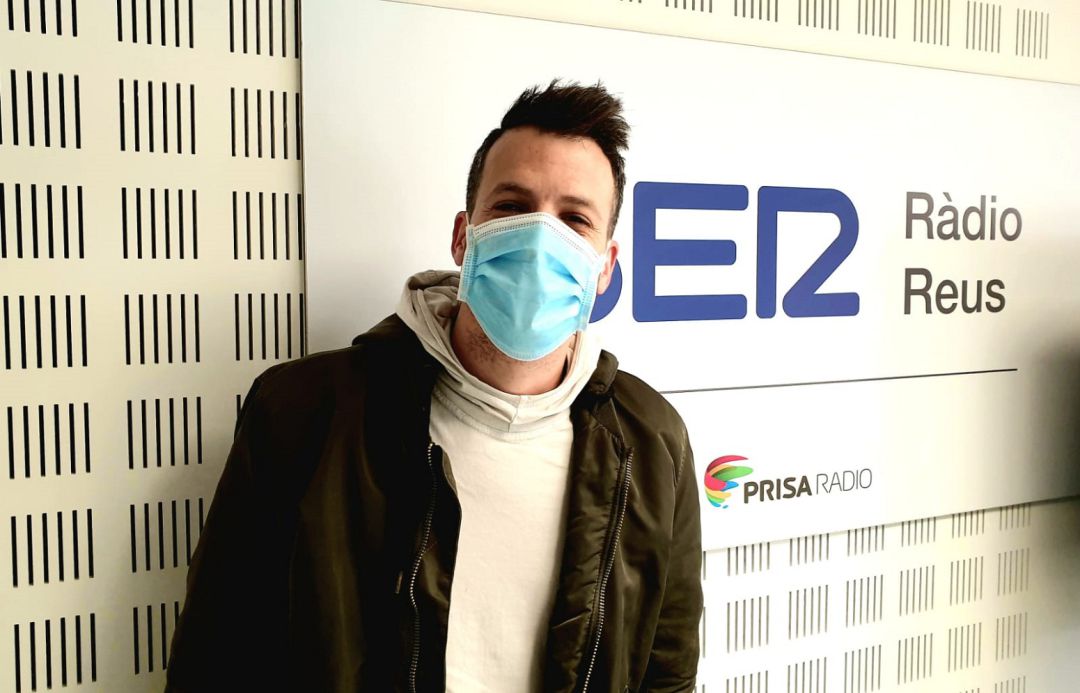 Tonet Blàzquez, cantant de Porto Bello, als estudis de Ràdio Reus. Tonet Blàzquez, cantant de Porto Bello, als estudis de Ràdio Reus.