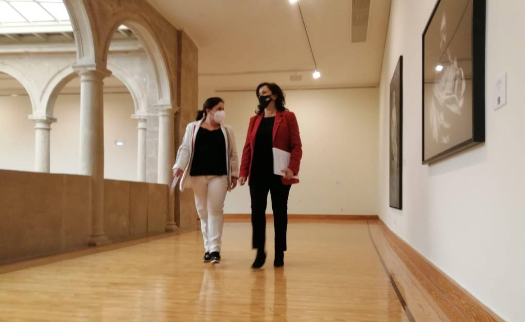 Concha Andreu y Henar Moreno, antes de su intervención en el antigo convento de La Merced en Logroño, sede del Parlamento de La Rioja. Concha Andreu y Henar Moreno, antes de su intervención en el antigo convento de La Merced en Logroño, sede del Parlamento de La Rioja.