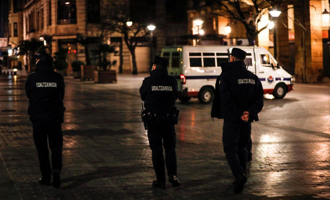 Numerosos agentes de la Policía Municipal y de la Ertzaintza han patrullado esta noche para vigilar que se cumpla el toque de queda tras los incidentes Numerosos agentes de la Policía Municipal y de la Ertzaintza han patrullado esta noche para vigilar que se cumpla el toque de queda tras los incidentes