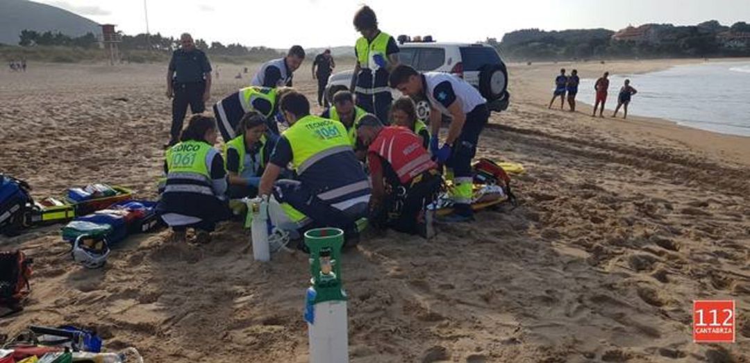 Socorristas atendiendo a una persona en una playa de Cantabria. Socorristas atendiendo a una persona en una playa de Cantabria.