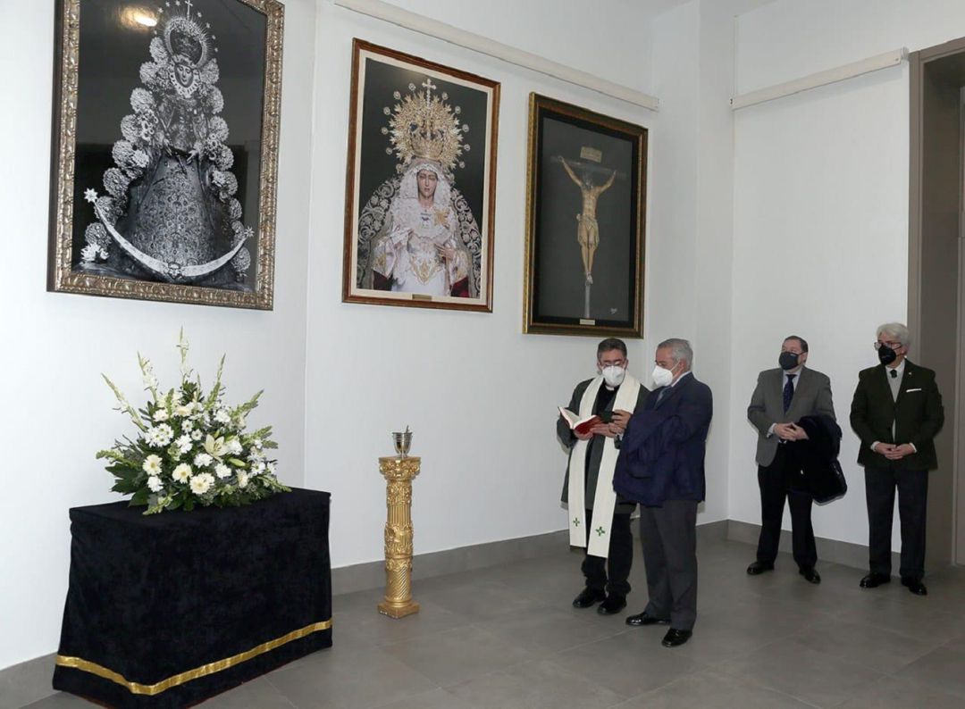 Imagen del acto de bendición de los cuadros con la Virgen del Rocío en el Tanatorio de la SE-30 Imagen del acto de bendición de los cuadros con la Virgen del Rocío en el Tanatorio de la SE-30