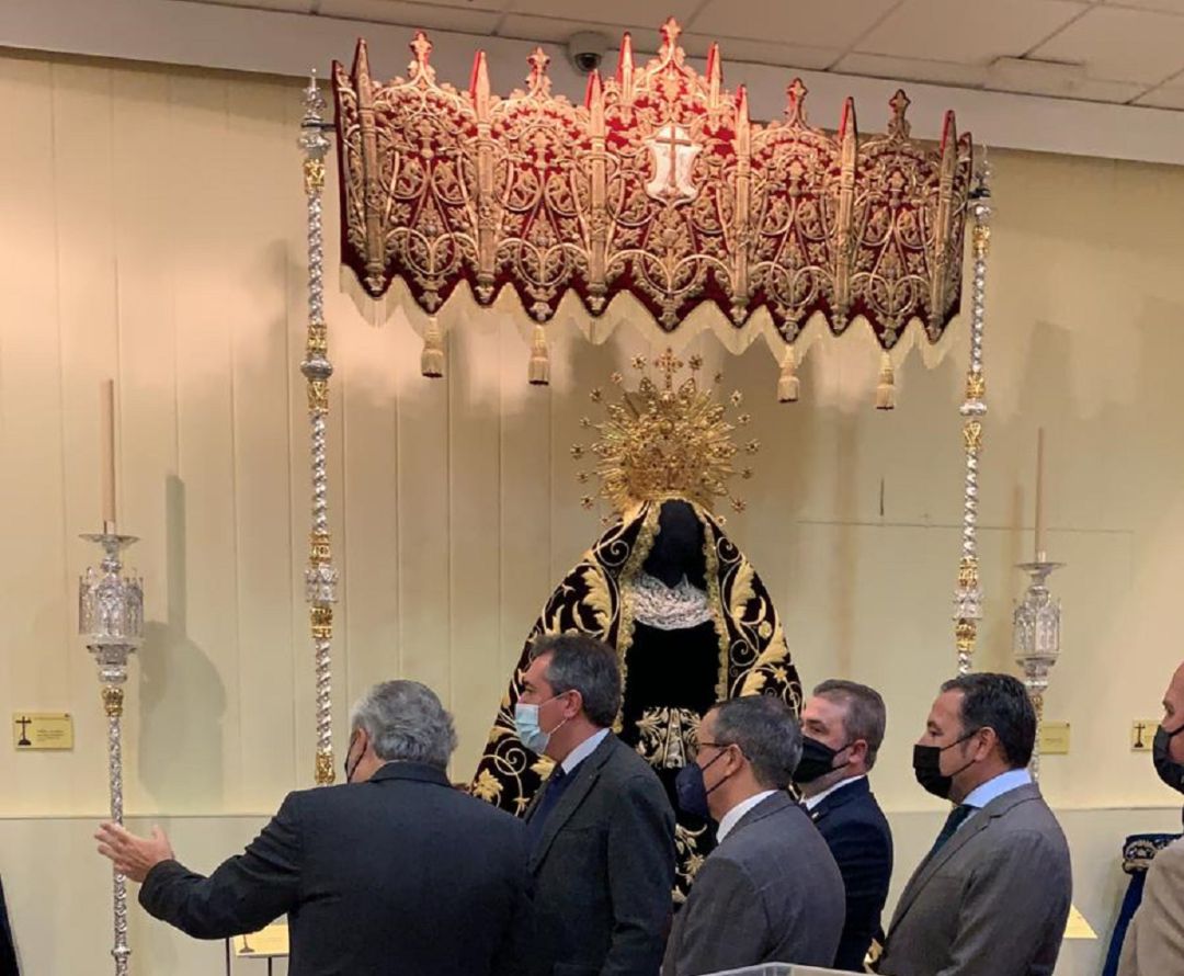 El comisario de la exposición, Antonio Carazo, explica al alcalde Juan Espadas algunos de los contenidos de la muestra El comisario de la exposición, Antonio Carazo, explica al alcalde Juan Espadas algunos de los contenidos de la muestra