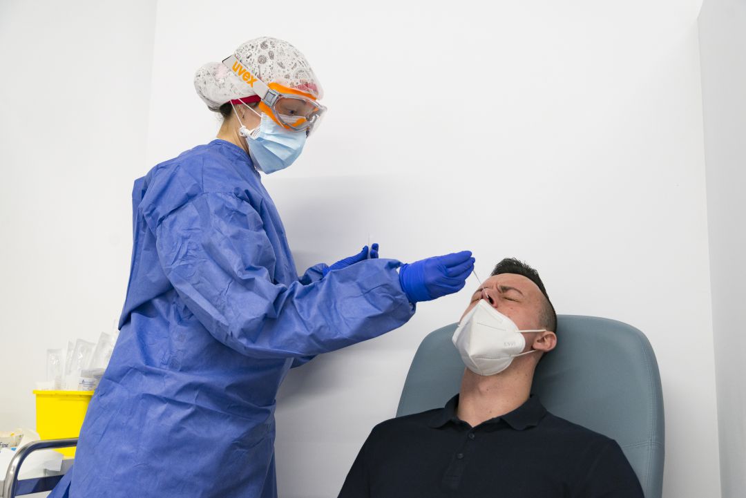 Un sanitario realiza una prueba PCR en la Comunitat Valenciana Un sanitario realiza una prueba PCR en la Comunitat Valenciana