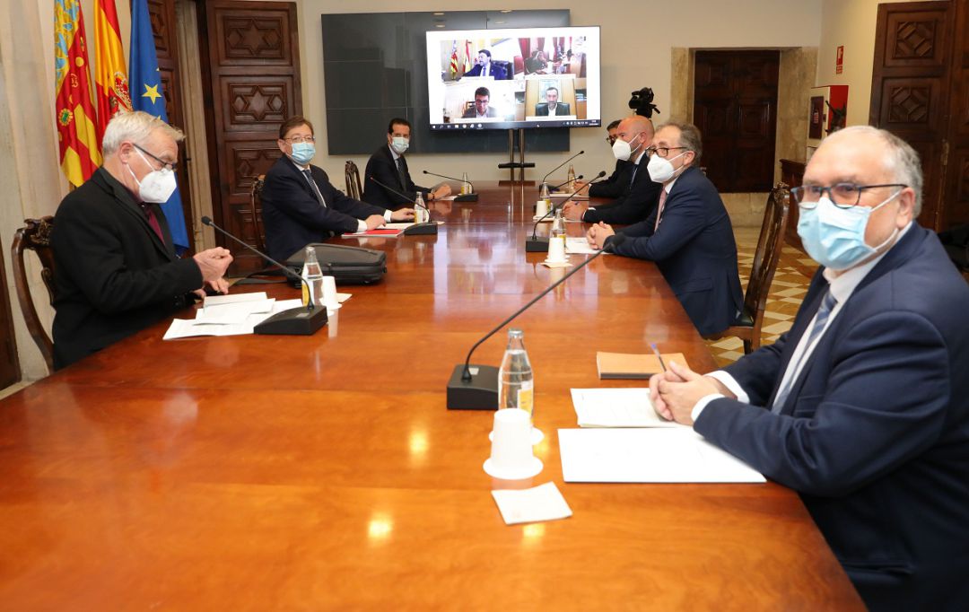 Ximo Puig preside la Mesa Institucional con los alcaldes de las cuatro ciudades más grandes de la Comunitat y con los presidentes de las diputaciones provinciales Ximo Puig preside la Mesa Institucional con los alcaldes de las cuatro ciudades más grandes de la Comunitat y con los presidentes de las diputaciones provinciales