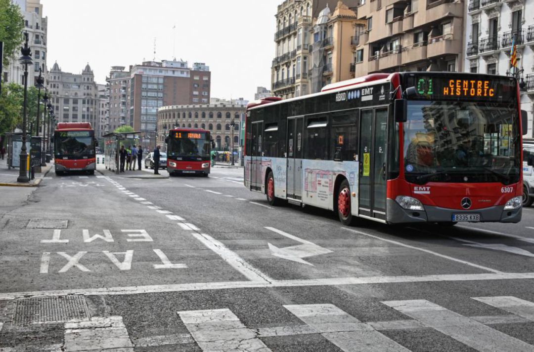 Autobuses de la EMT de València en el intercambiador de la calle Xàtiva Autobuses de la EMT de València en el intercambiador de la calle Xàtiva