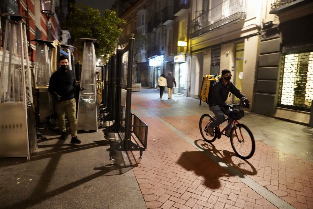 Repartidor a domicilio tras el toque de queda Repartidor a domicilio tras el toque de queda