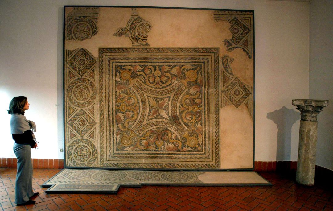 'Mosaico de los cantharus' antes de ser trasladado a su ubicación actual, las Cortes de Castilla y León 'Mosaico de los cantharus' antes de ser trasladado a su ubicación actual, las Cortes de Castilla y León
