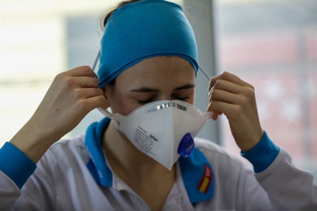 Sanitaria con mascarilla Sanitaria con mascarilla