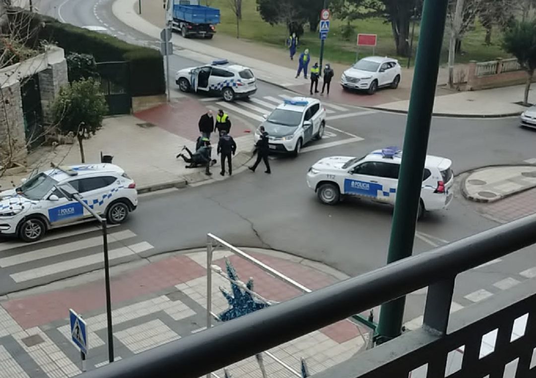 Detención del agresor a dos agentes de la Guardia Civil en Ejea de los Caballeros (Zaragoza), que le recriminaron que iba por la calle sin mascarilla y fumando marihuana Detención del agresor a dos agentes de la Guardia Civil en Ejea de los Caballeros (Zaragoza), que le recriminaron que iba por la calle sin mascarilla y fumando marihuana