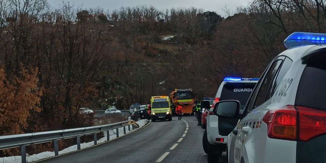 Uno de los coches implicados ha quedado atravesado en la cuneta Uno de los coches implicados ha quedado atravesado en la cuneta