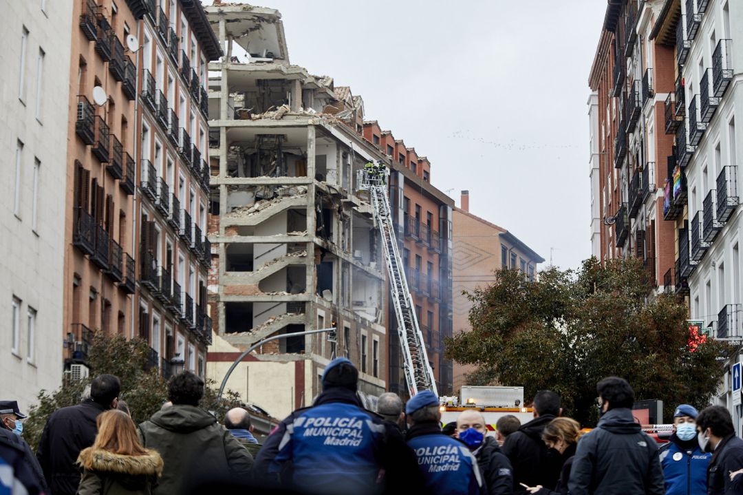 Dos bomberos trabajan en un inmueble momentos posteriores a una fuerte explosión registrada la calle Toledo. Dos bomberos trabajan en un inmueble momentos posteriores a una fuerte explosión registrada la calle Toledo.