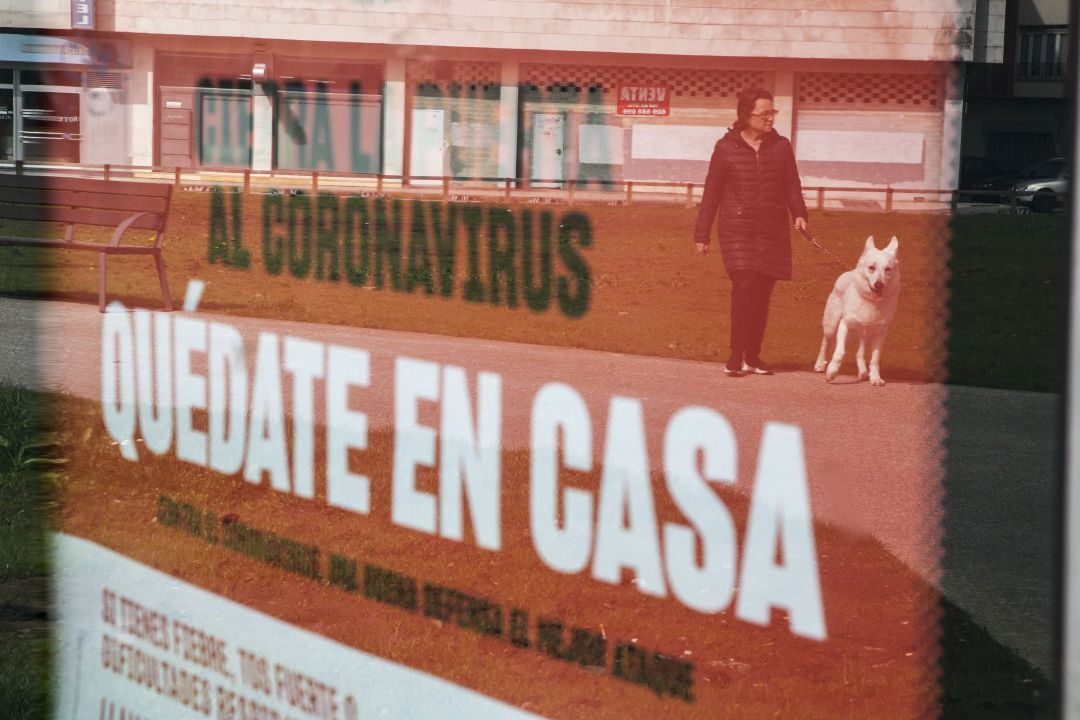 Un cartel en Gijón durante el confinamiento del pasado mes de marzo. Un cartel en Gijón durante el confinamiento del pasado mes de marzo.