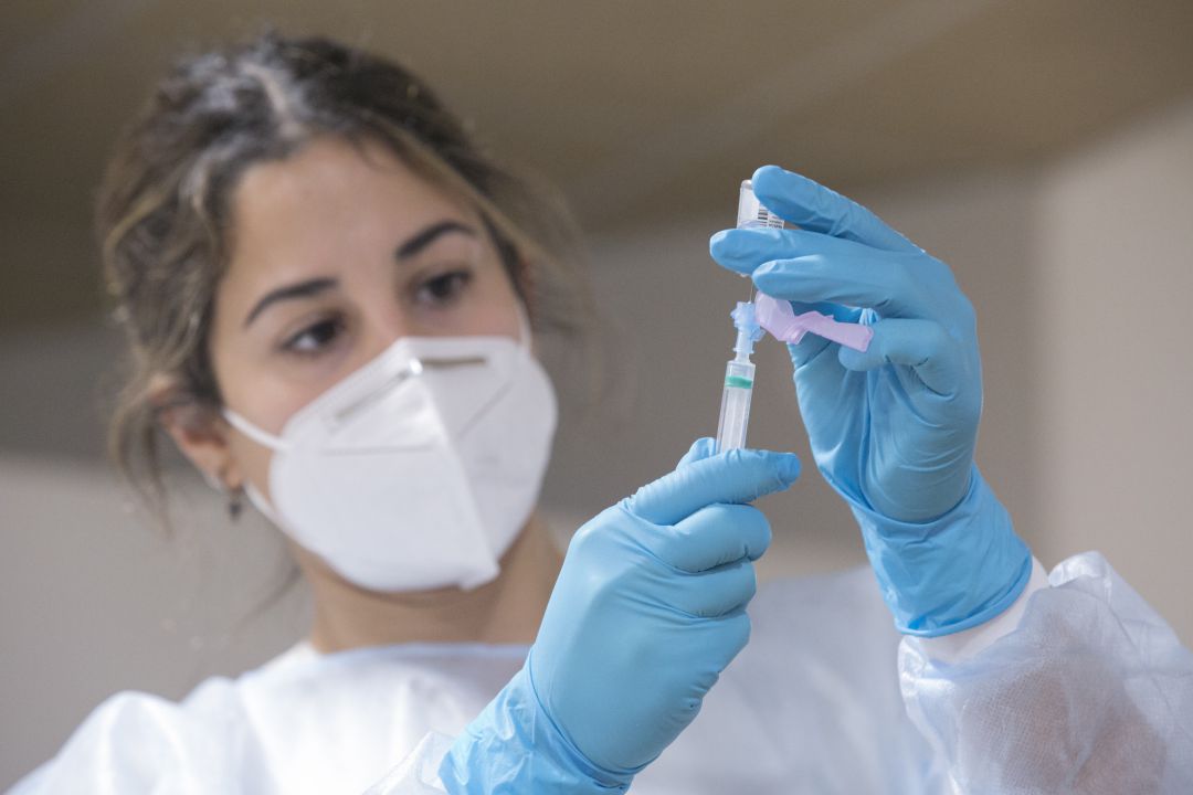 Una enfermera prepara la dosis para la vacunación. Una enfermera prepara la dosis para la vacunación.