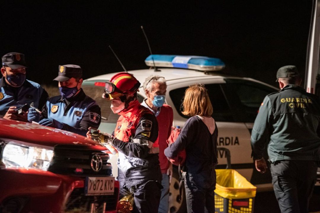 La senderista ya rescatada, junto a los servicios de emergencia. La senderista ya rescatada, junto a los servicios de emergencia.