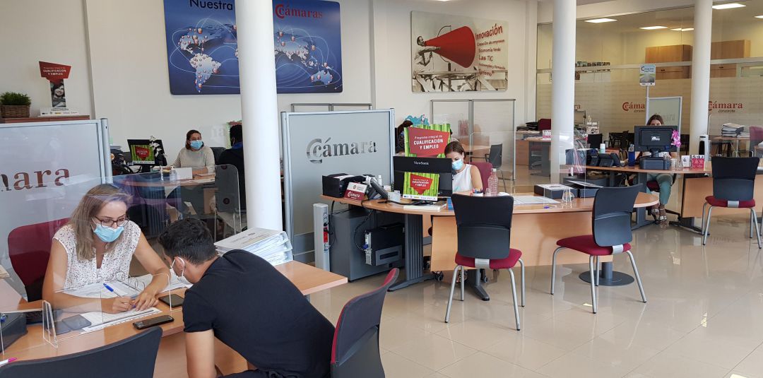 Oficina de Atención al público de la Cámara de Comercio de Lanzarote y La Graciosa. Oficina de Atención al público de la Cámara de Comercio de Lanzarote y La Graciosa.