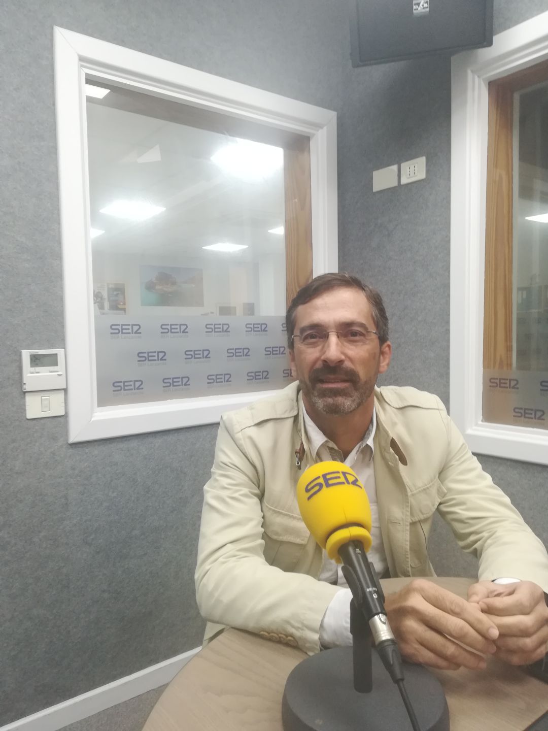 Pedro San Ginés, portavoz y consejero de CC-PNC en el Cabildo de Lanzarote en los estudios de SER Lanzarote. Pedro San Ginés, portavoz y consejero de CC-PNC en el Cabildo de Lanzarote en los estudios de SER Lanzarote.