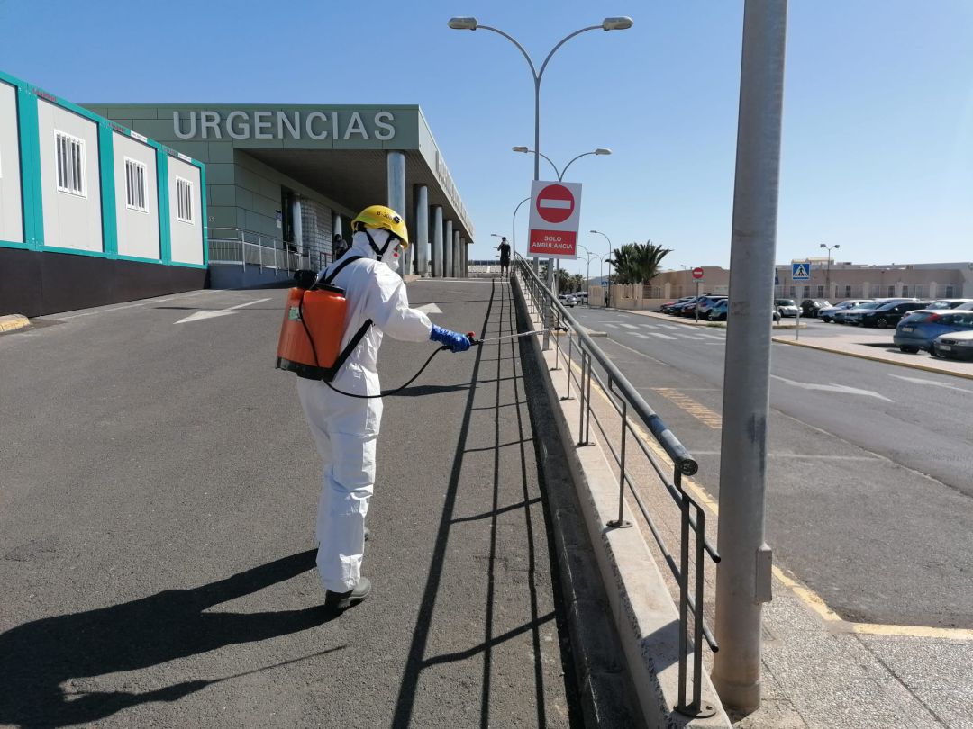Labores de desinfección en la entrada del hospital doctor José Molina Orosa de Arrecife. Labores de desinfección en la entrada del hospital doctor José Molina Orosa de Arrecife.