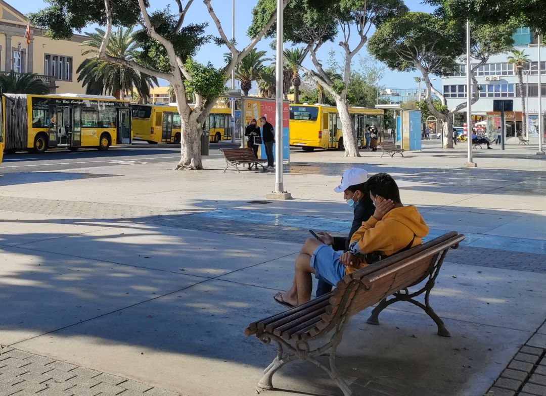 Dos jóvenes migrantes en el barrio de La Isleta Dos jóvenes migrantes en el barrio de La Isleta