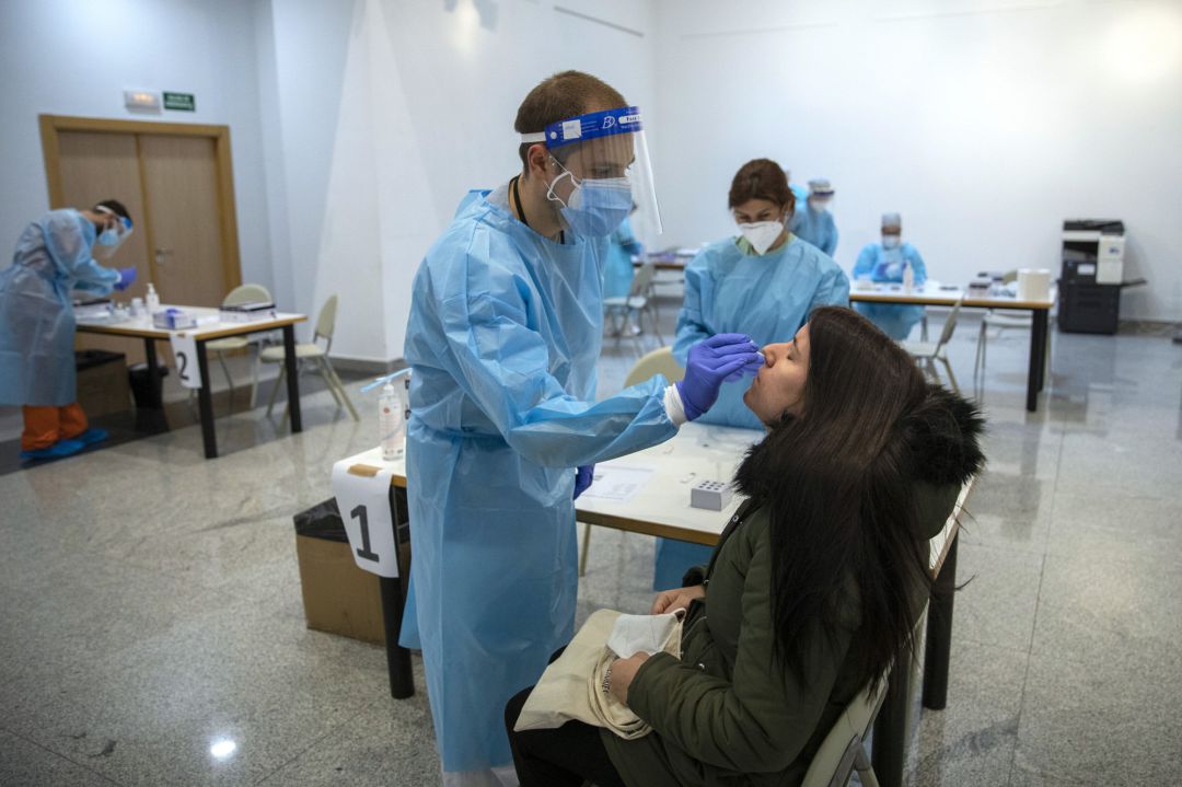 Los campus de la URJC en Fuenlabrada y Móstoles (en la imagen) estrenaban este miércoles los test de antígenos a jóvenes de entre 18 y 29 años. Los campus de la URJC en Fuenlabrada y Móstoles (en la imagen) estrenaban este miércoles los test de antígenos a jóvenes de entre 18 y 29 años.