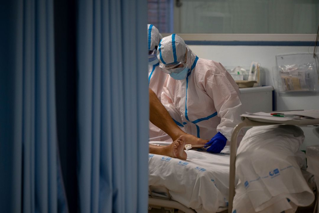 Sanitarios del Hospital Universitario Severo Ochoa atienden a un paciente ingresado en el centro. Sanitarios del Hospital Universitario Severo Ochoa atienden a un paciente ingresado en el centro.