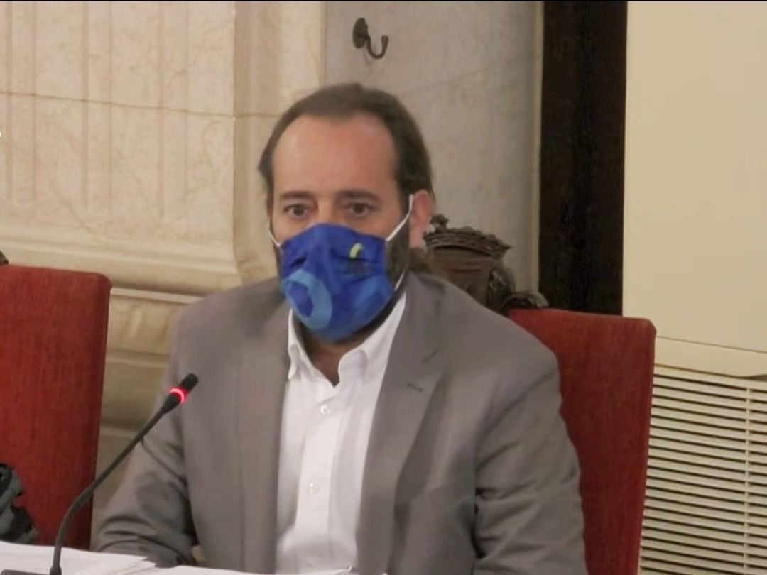 El concejal no adscrito Juan Cassá durante un pleno municipal en el ayuntamiento de Málaga El concejal no adscrito Juan Cassá durante un pleno municipal en el ayuntamiento de Málaga