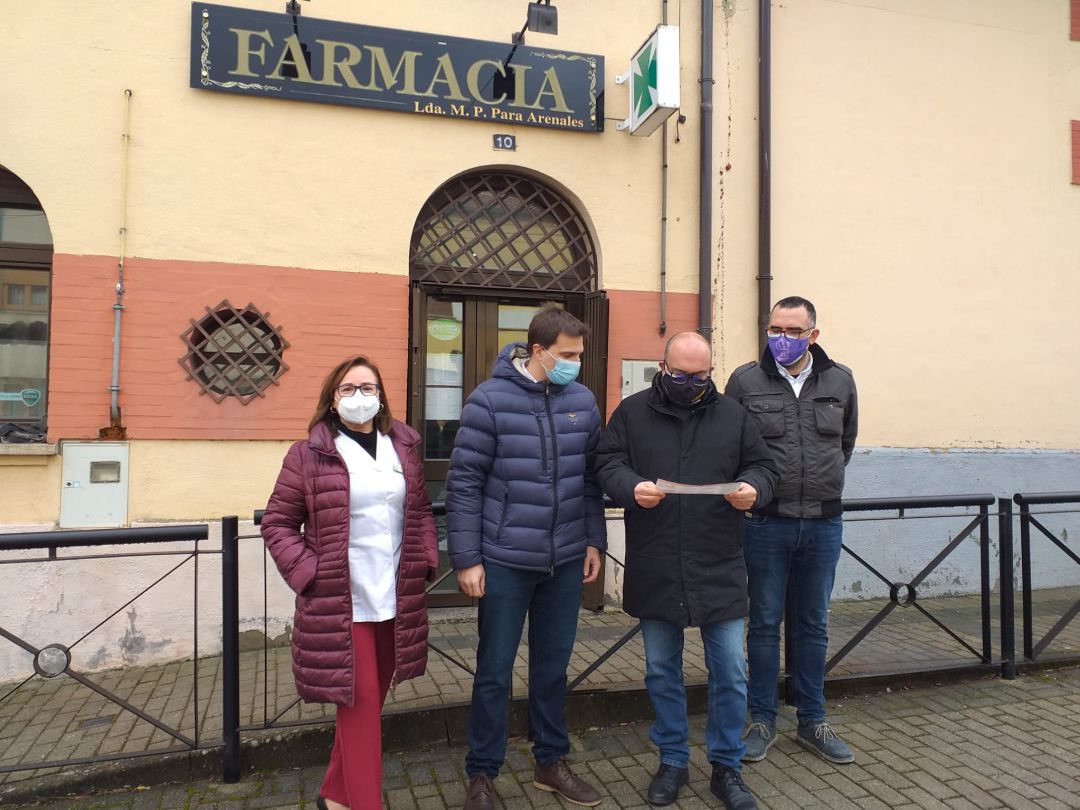 Miguel Latorre junto al presidente del colegio oficial de farmaceúticos de Soria, Javier Alonso. Miguel Latorre junto al presidente del colegio oficial de farmaceúticos de Soria, Javier Alonso.