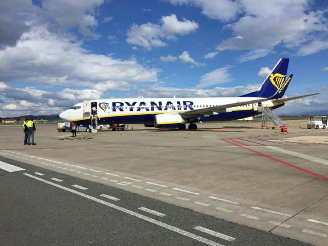 Un avión de Ryanair en el aeropuerto de Foronda Un avión de Ryanair en el aeropuerto de Foronda