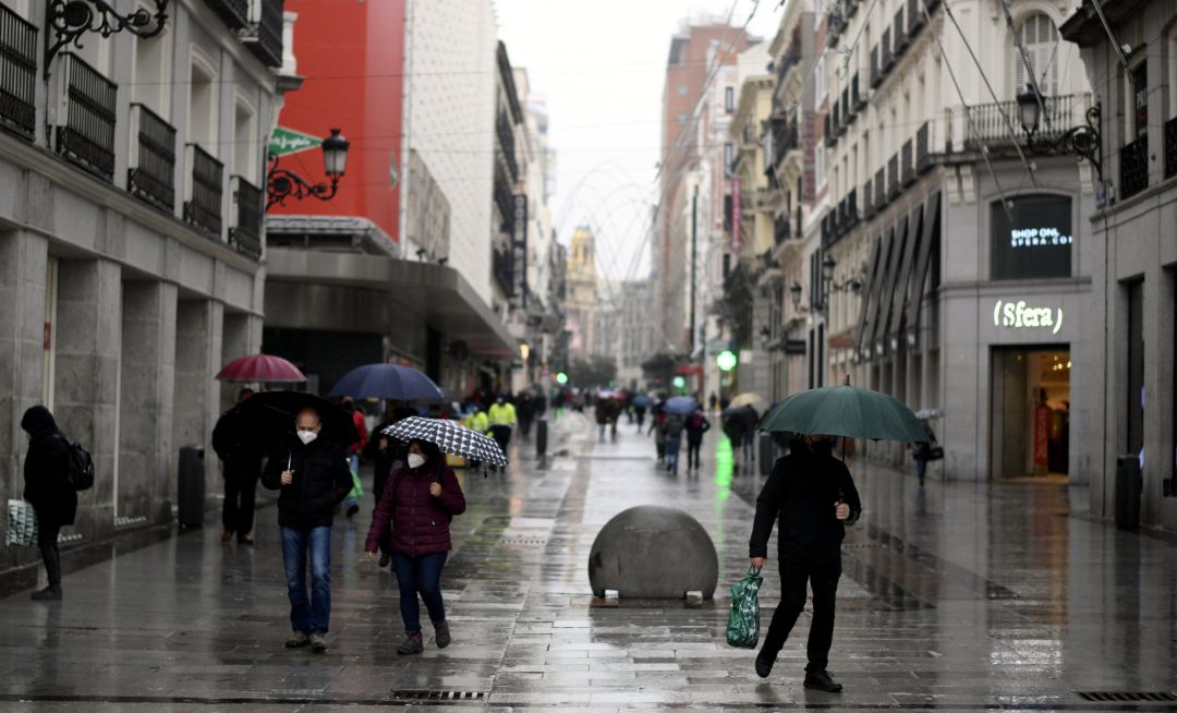 Varias personas caminan protegidas por una vía de la capital el mismo día de la llegada del temporal ‘Gaetán’, en Madrid. Varias personas caminan protegidas por una vía de la capital el mismo día de la llegada del temporal ‘Gaetán’, en Madrid.