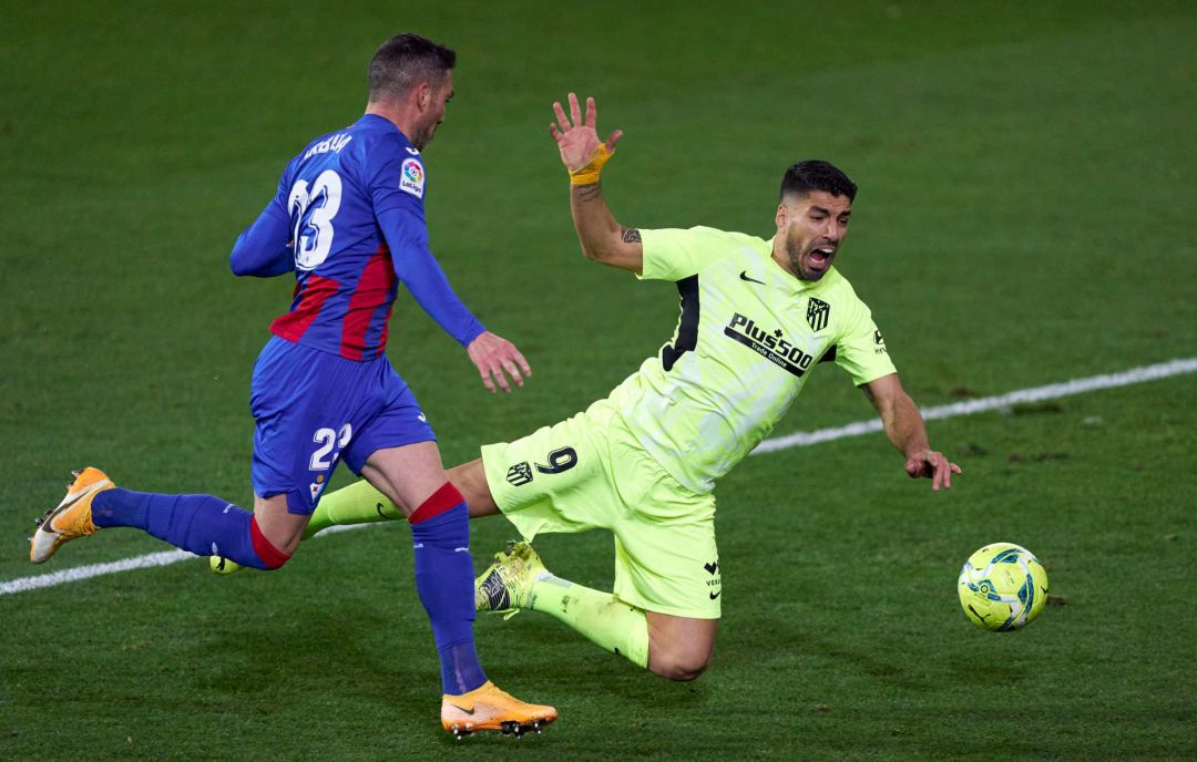 La acción del penalti pitado sobre Luis Suárez. La acción del penalti pitado sobre Luis Suárez.