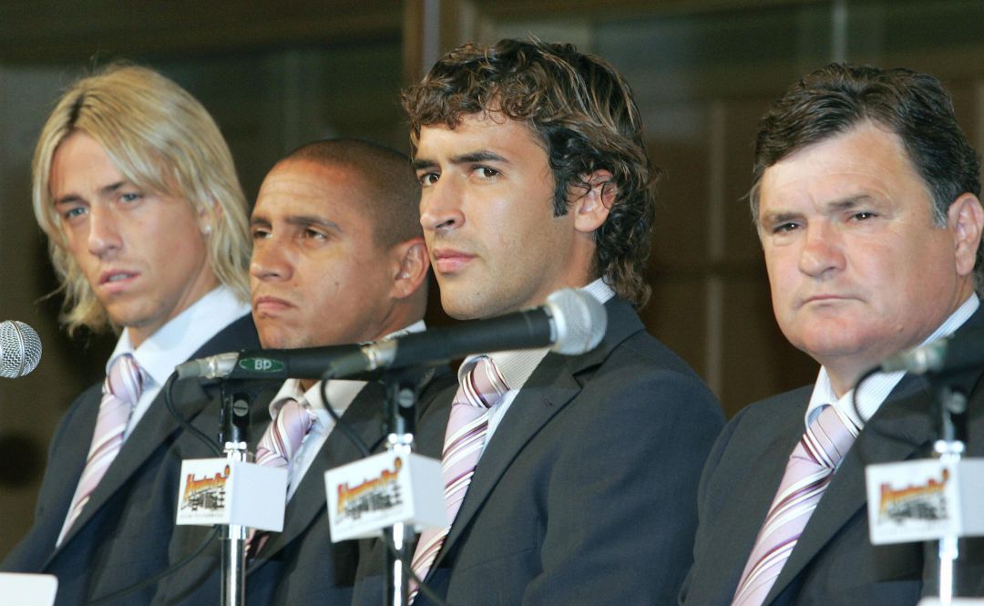 De izquierda a derecha, Guti, Roberto Carlos, Raúl y José Antonio Camacho, en la Gira de Japón, en 2004 De izquierda a derecha, Guti, Roberto Carlos, Raúl y José Antonio Camacho, en la Gira de Japón, en 2004