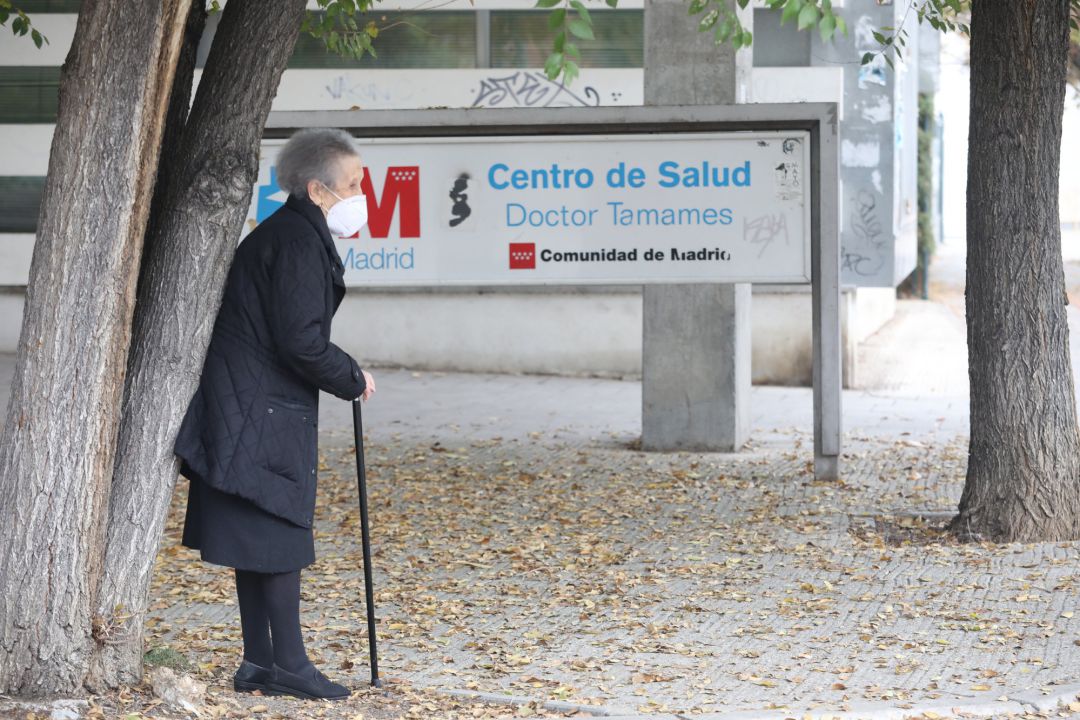 Una anciana espera en las inmediaciones de un centro de salud en Madrid. Una anciana espera en las inmediaciones de un centro de salud en Madrid.