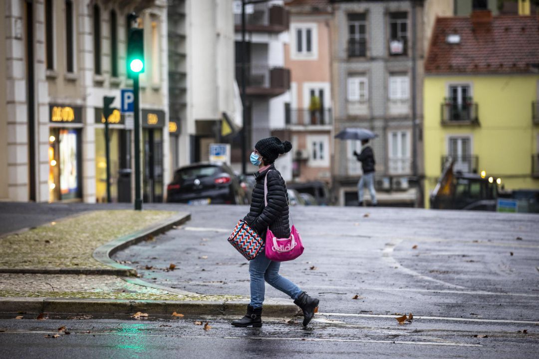 Una mujer camina por las calles de Lisboa. Una mujer camina por las calles de Lisboa.