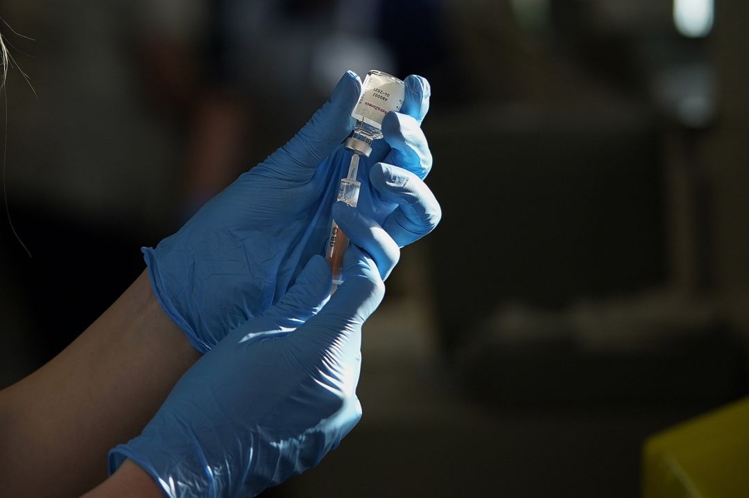 Un sanitario extrae el contenido de una dosis de la vacuna de Oxford y AstraZeneca Un sanitario extrae el contenido de una dosis de la vacuna de Oxford y AstraZeneca