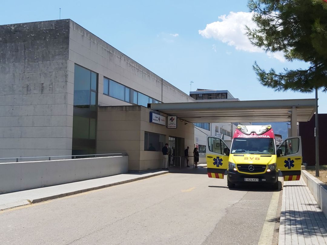Ambulancia en las puertas de Urgencias del Virgen de los Lirios Ambulancia en las puertas de Urgencias del Virgen de los Lirios