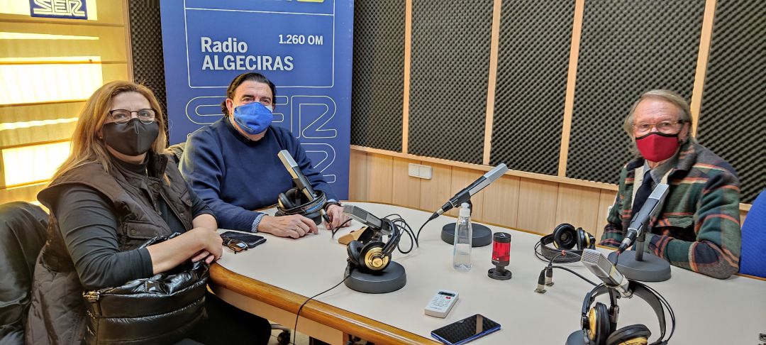 Isabel Moreno, Manuel Moreno y Mariano Grau, en los estudios de Radio Algeciras para hablar de la hostelería. Isabel Moreno, Manuel Moreno y Mariano Grau, en los estudios de Radio Algeciras para hablar de la hostelería.