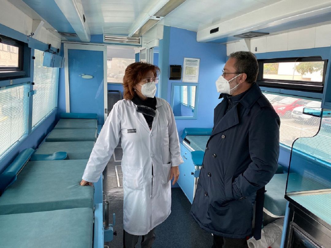 El portavoz socialista, Paco Sanguino, visitantdo el autobús del Centro de Transfusiones de Alicante El portavoz socialista, Paco Sanguino, visitantdo el autobús del Centro de Transfusiones de Alicante