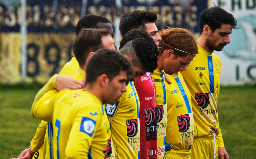 Los jugadores ribereños durante un instante previo al duelo en El Mancho ante la Cebrereña. Los jugadores ribereños durante un instante previo al duelo en El Mancho ante la Cebrereña.