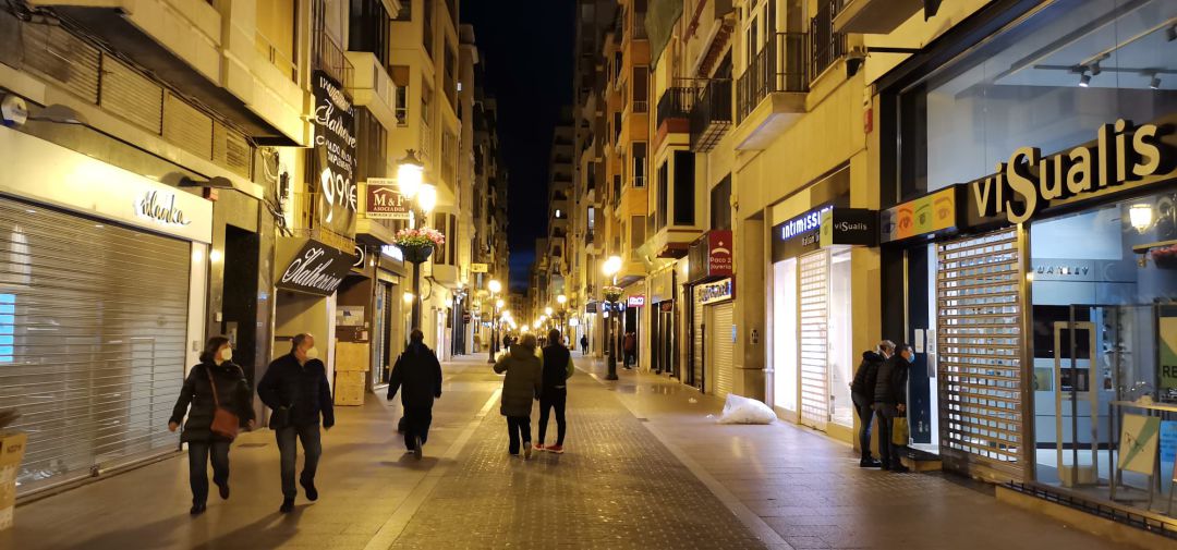 Los comercios deben cerrar a las seis de la tarde exceptuando los considerados como esenciales. En la imagen la calle Enmedio el primer día de las nuevas restricciones Los comercios deben cerrar a las seis de la tarde exceptuando los considerados como esenciales. En la imagen la calle Enmedio el primer día de las nuevas restricciones