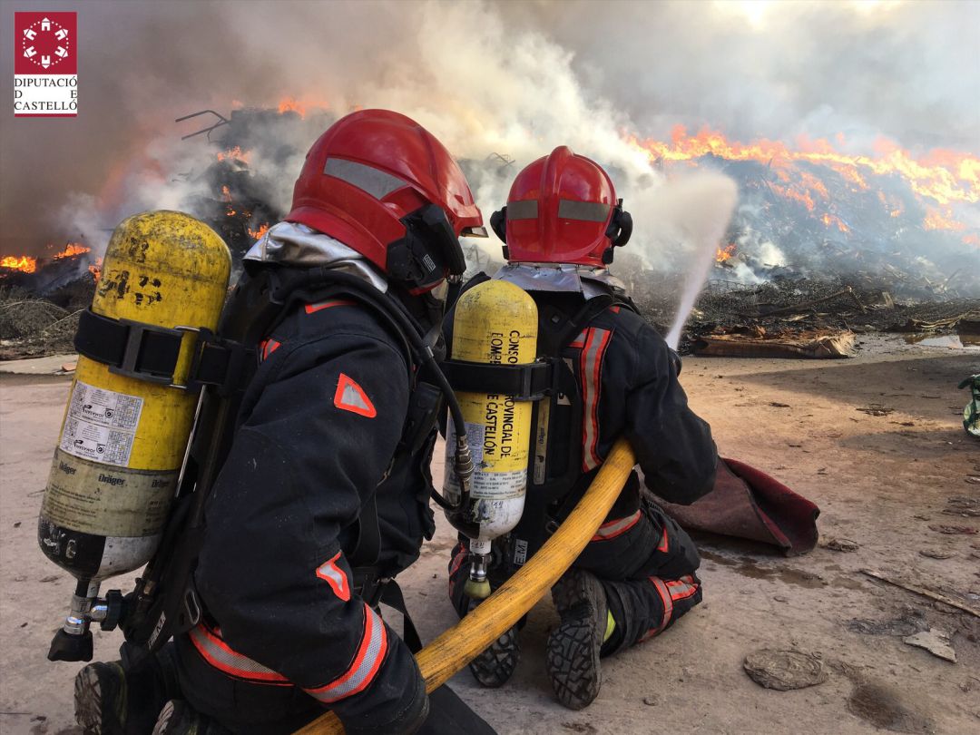 Los bomberos trabajan en la extinción de un incendio industrial en la planta de reciclaje de Onda, Reciplasa Los bomberos trabajan en la extinción de un incendio industrial en la planta de reciclaje de Onda, Reciplasa