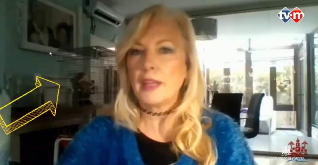 Imagen del video publicado por el PP en twiter con Cristina Pedrajas, y su loro Cicerón Imagen del video publicado por el PP en twiter con Cristina Pedrajas, y su loro Cicerón