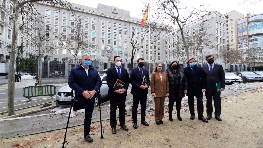 Representantes institucionales, frente al Ministerio de Defensa Representantes institucionales, frente al Ministerio de Defensa