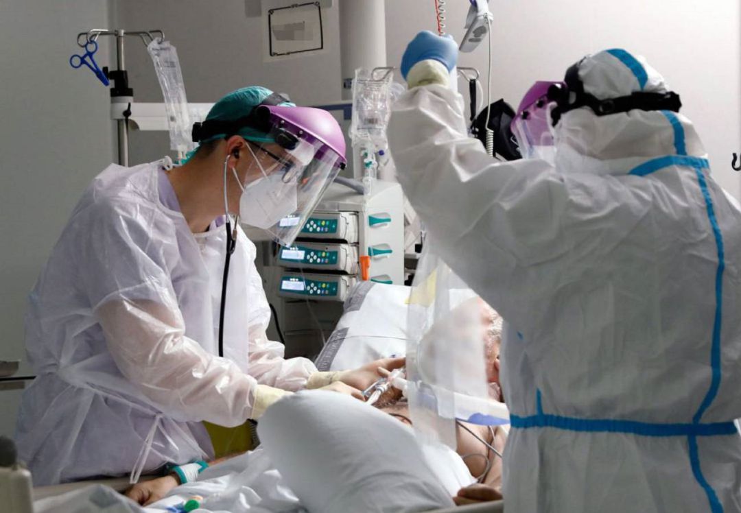 Sanitarios atendiendo a un enfermo grave de covid Sanitarios atendiendo a un enfermo grave de covid