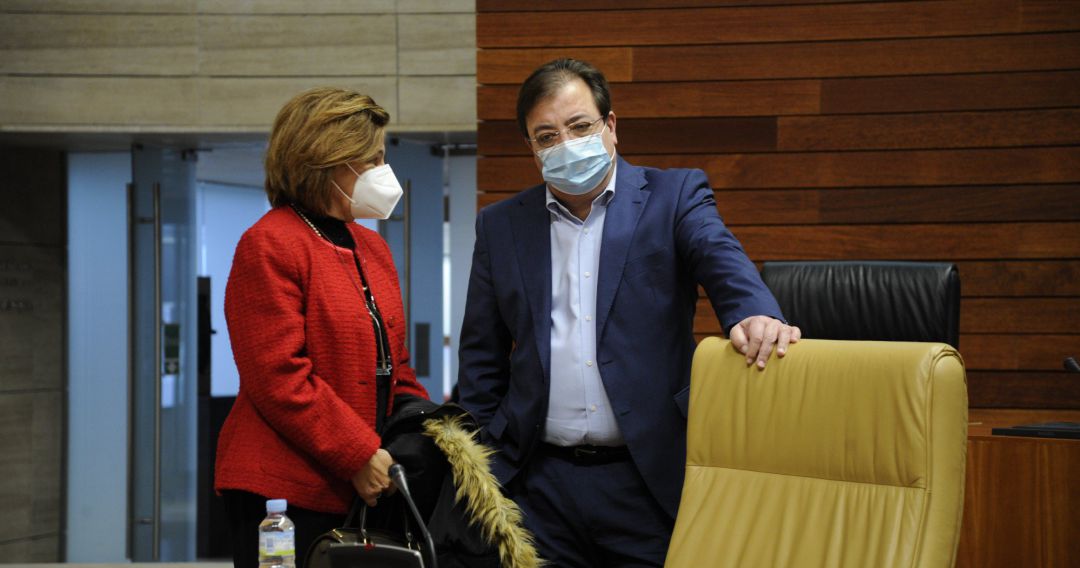 Guillermo Fernández Vara junto a su vicepresidenta y consejera de Hacienda, Pilar Blanco Morales, en el pleno de Presupuestos. Guillermo Fernández Vara junto a su vicepresidenta y consejera de Hacienda, Pilar Blanco Morales, en el pleno de Presupuestos.